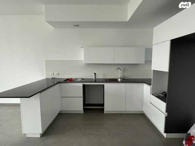 מונטיפיורי, הרכבת