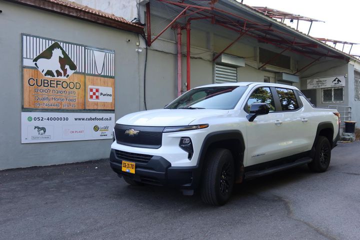 מודעת רכב שברולט סילברדו EV
