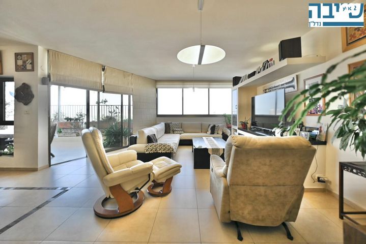 גג/ פנטהאוז, הנשיא הראשון, א' / צפון מזרח העיר, רחובות