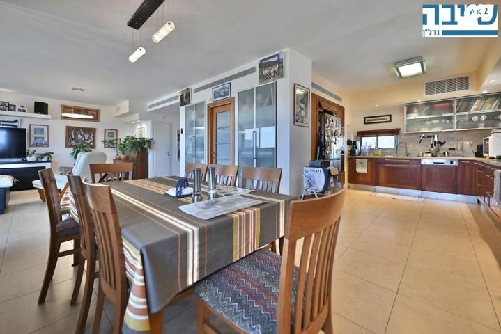 גג/ פנטהאוז, הנשיא הראשון, א' / צפון מזרח העיר, רחובות