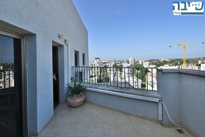 גג/ פנטהאוז, הנשיא הראשון, א' / צפון מזרח העיר, רחובות