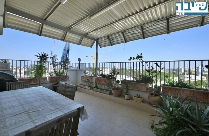 גג/ פנטהאוז, הנשיא הראשון, א' / צפון מזרח העיר, רחובות