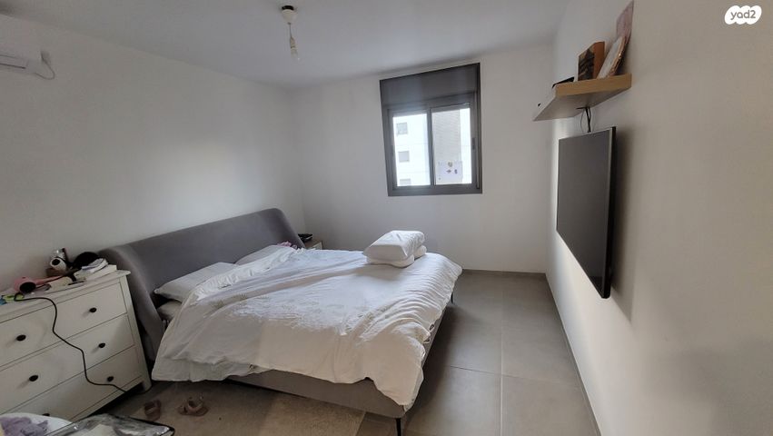 דירה, שרה אהרונסון, גדרה