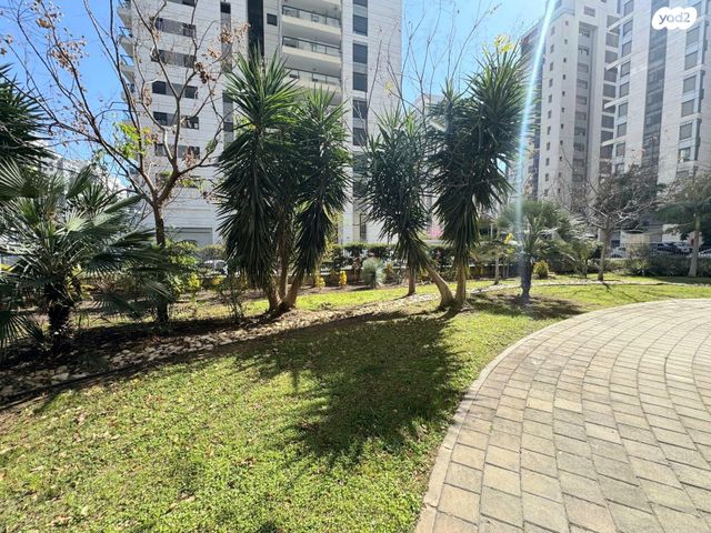 דירה, אפרים קציר, הוד השרון