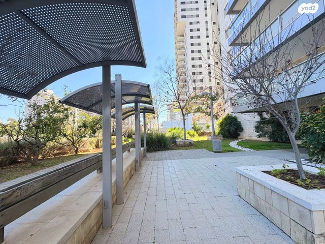 דירה, אפרים קציר, הוד השרון