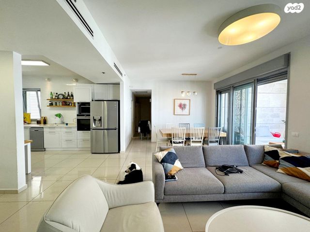 דירה, אפרים קציר, הוד השרון