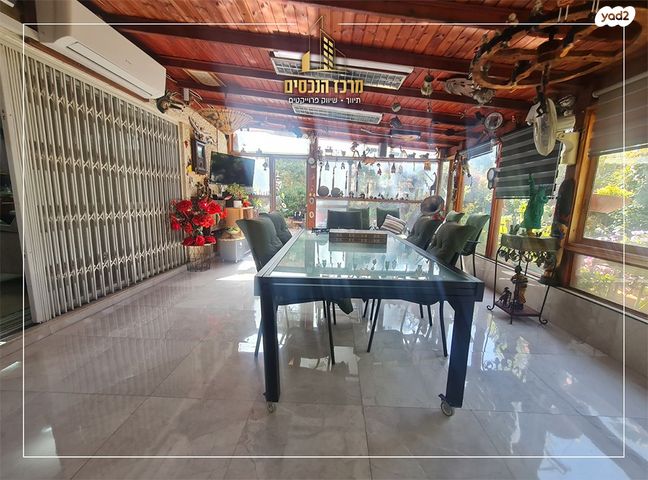 דירת גן, מעלה אדומים