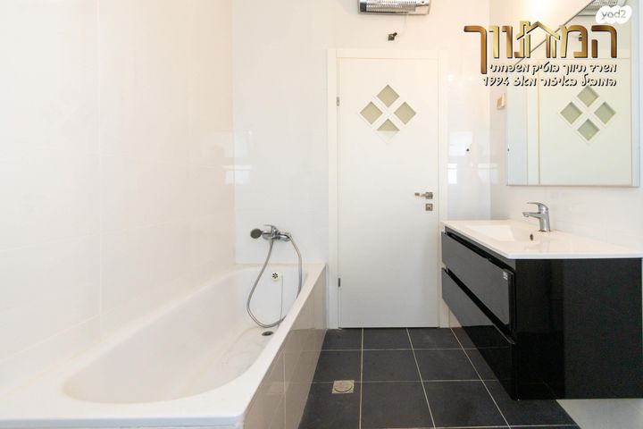 גג/ פנטהאוז, צור יצחק, צור יצחק