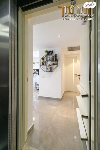 גג/ פנטהאוז, צור יצחק, צור יצחק