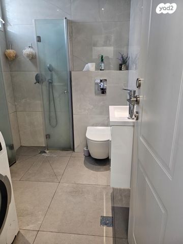 דירה, יעקב פיינשטיין, אושיות, רחובות