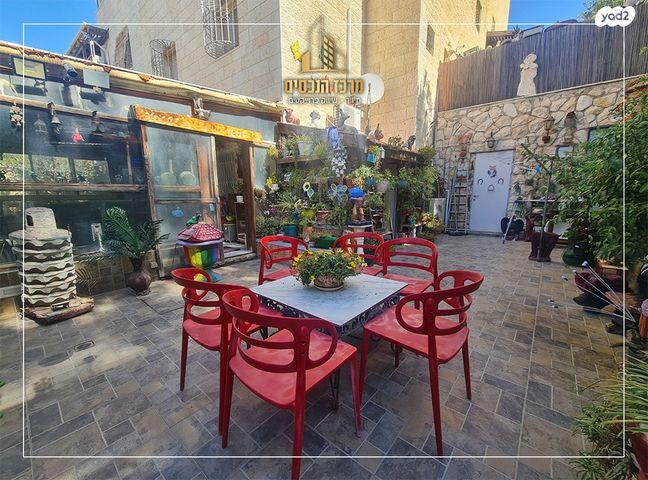 דירת גן, מעלה אדומים