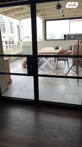 דופלקס, שמחה הולצברג, סביוני הכפר, כפר סבא