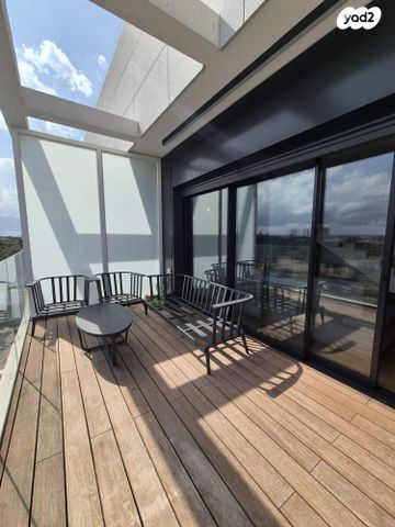 גג/ פנטהאוז, הצמרות, קיסריה