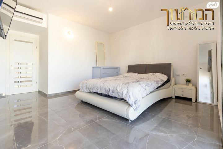 גג/ פנטהאוז, צור יצחק, צור יצחק