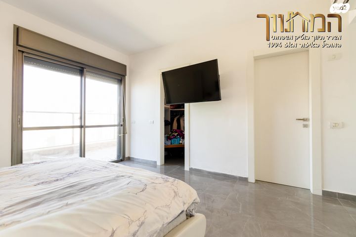 גג/ פנטהאוז, צור יצחק, צור יצחק