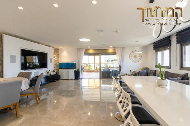 גג/ פנטהאוז, צור יצחק, צור יצחק