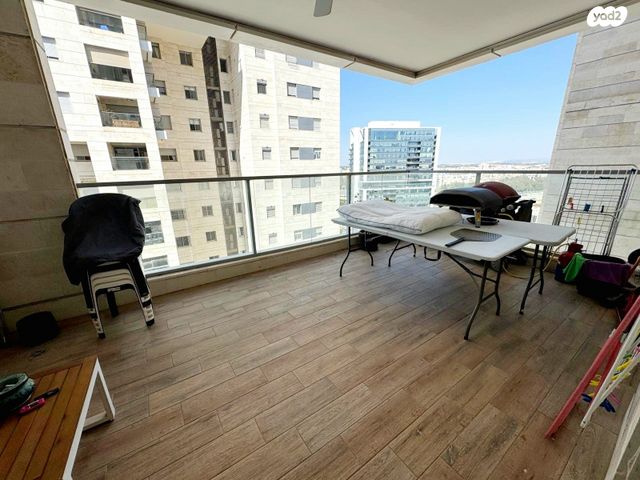 דירה, אפרים קציר, הוד השרון