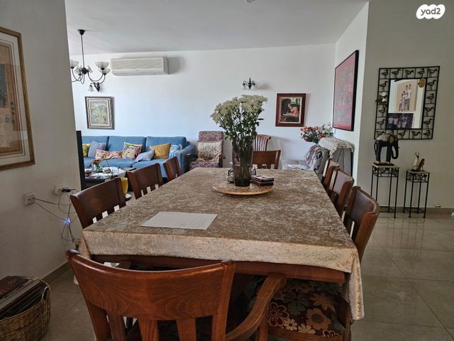 דירה, הפרחים, כפר סבא