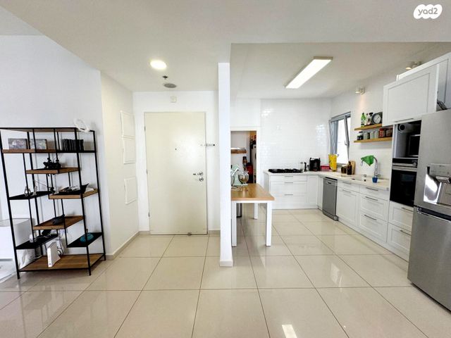 דירה, אפרים קציר, הוד השרון