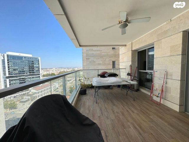 דירה, אפרים קציר, הוד השרון