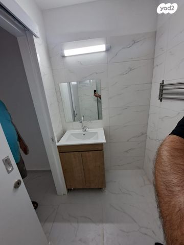 דירה, תשי"ג, פנחס ספיר, מגדל העמק