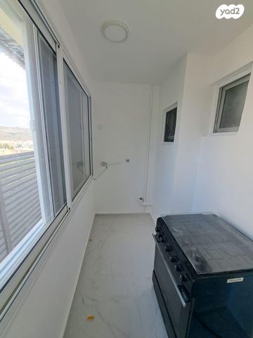 דירה, תשי"ג, פנחס ספיר, מגדל העמק