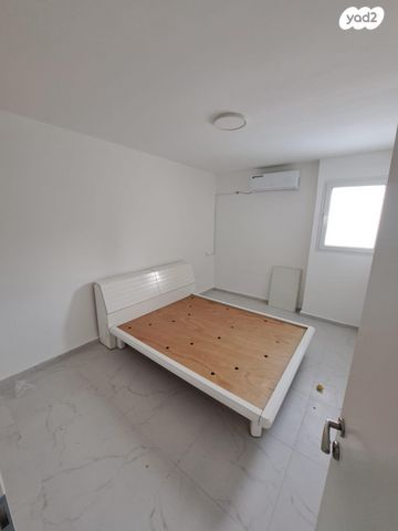 דירה, תשי"ג, פנחס ספיר, מגדל העמק