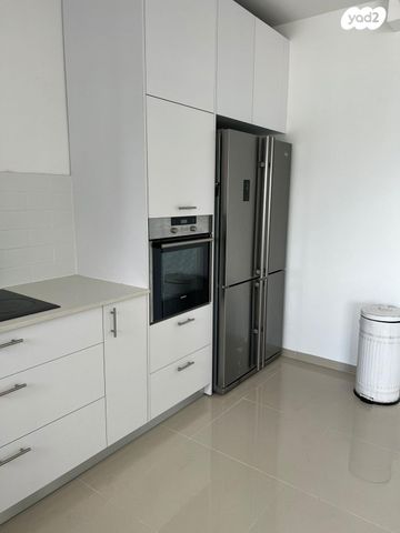 דירה, הצנחנים 20, אריק שרון, נהריה