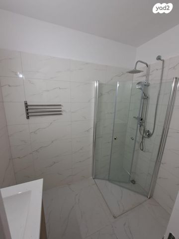 דירה, תשי"ג, פנחס ספיר, מגדל העמק