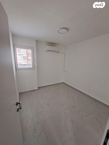 דירה, תשי"ג, פנחס ספיר, מגדל העמק