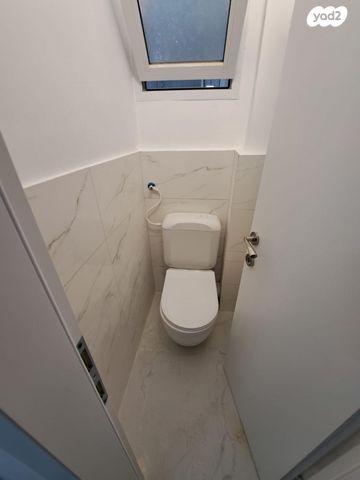 דירה, תשי"ג, פנחס ספיר, מגדל העמק