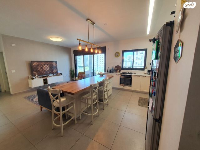 דירה, דליה רביקוביץ', ראש העין