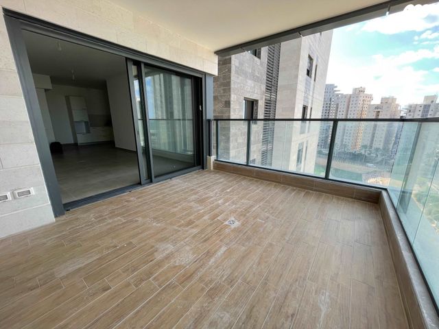 דירה, אמנון ליפקין שחק 4, נוף הטיילת, נתניה