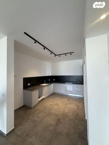 דירה, הרב שלום שבזי 2, רמב"ם, ראש העין