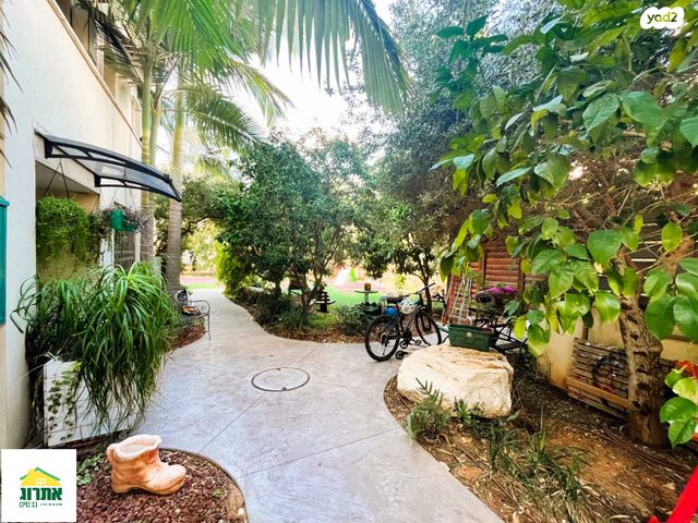 דירת גן, צור יצחק