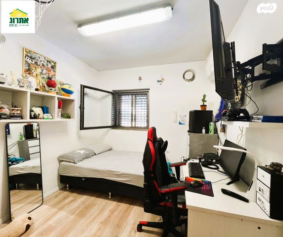 דירת גן, צור יצחק