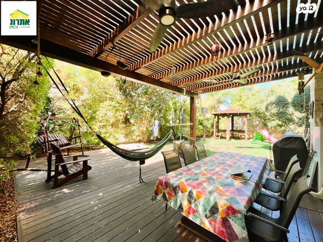 דירת גן, צור יצחק