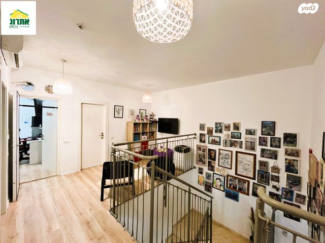 דירת גן, צור יצחק