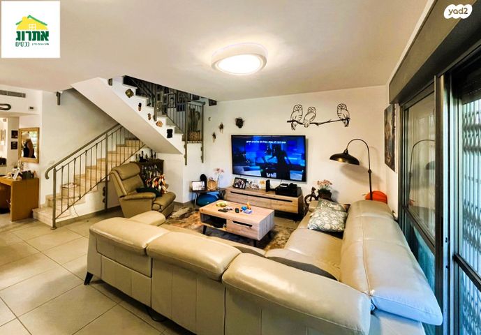 דירת גן, צור יצחק