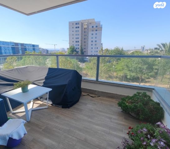 דירה, יגאל ידין, המגינים, מודיעין מכבים רעות