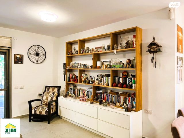 דירת גן, צור יצחק