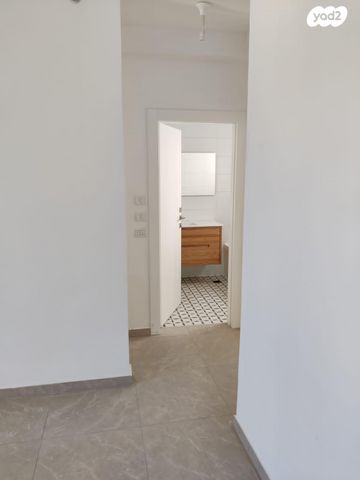 דירה, שרה אהרונסון, אזור הבילויים, רמת גן