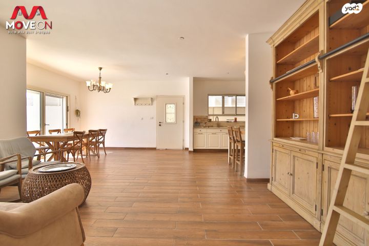 טריפלקס, האשכולית 1, מגדל, מגדל