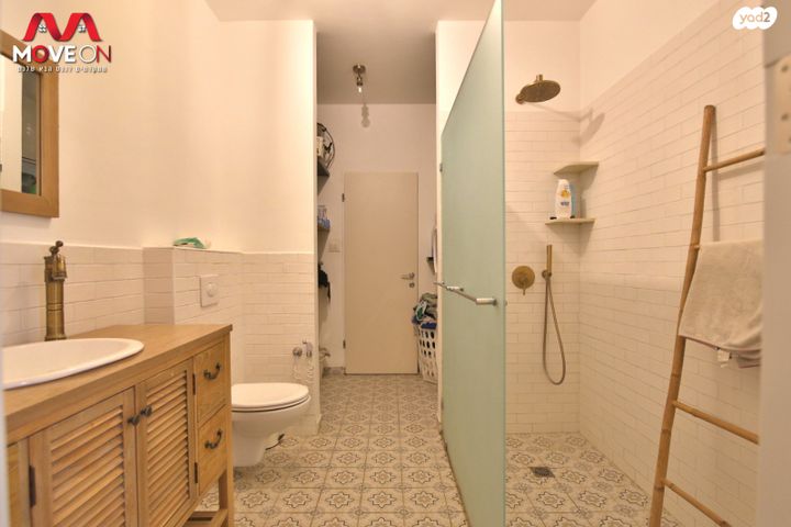 טריפלקס, האשכולית 1, מגדל, מגדל