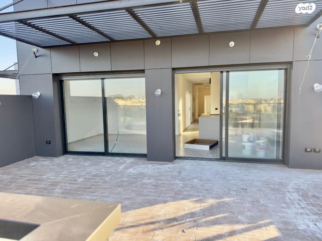 גג/ פנטהאוז, מאה ושישים 11, מרכז דרום, רעננה