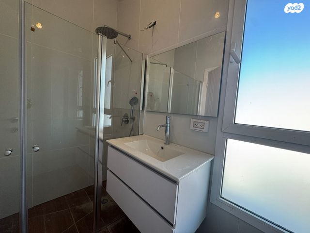 דו משפחתי, חורשת האקליפטוס, אדמית / יערית, שלומי