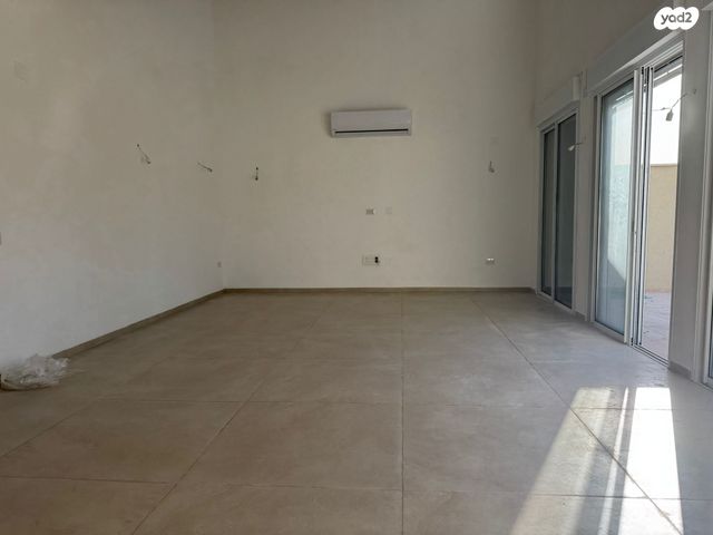 דו משפחתי, חורשת האקליפטוס, אדמית / יערית, שלומי