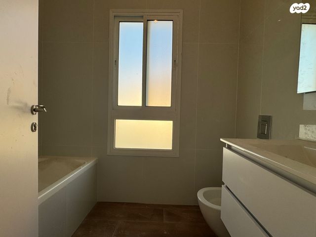 דו משפחתי, חורשת האקליפטוס, אדמית / יערית, שלומי