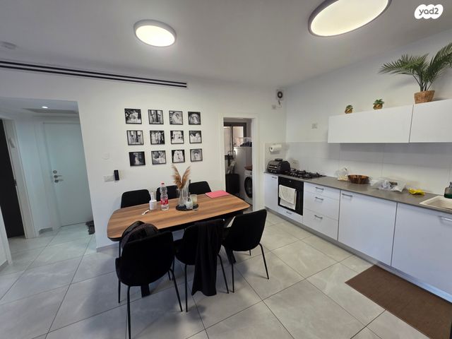 דירה, שיר השירים, גן יבנה מערב, גן יבנה