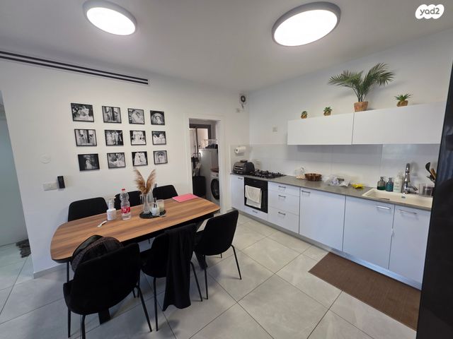 דירה, שיר השירים, גן יבנה מערב, גן יבנה